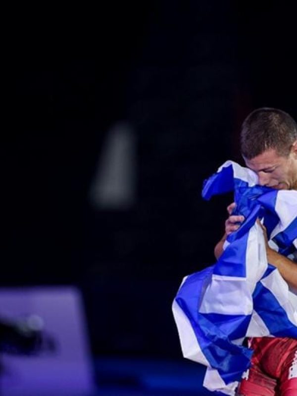 Γιώργος Κουγιουμτσίδης με την Ελληνική σημαία