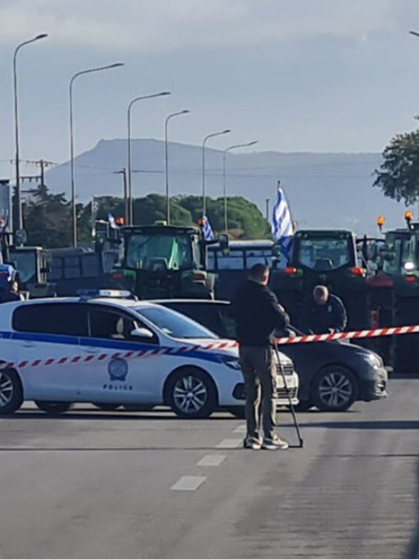 Αγρότες Αλεξανδρούπολης: Μπλόκα, διαμαρτυρίες και η αποχώρηση του Πρωθυπουργού από την πίσω πλευρά του αεροδρομίου