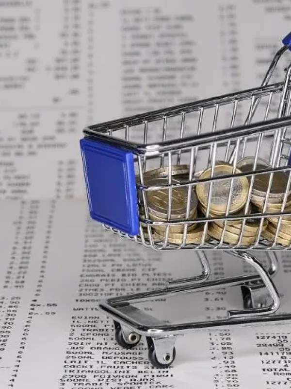 Οικογενειακό νοικοκυριό μπροστά σε λογαριασμούς, με έντονη έκφραση προβληματισμού λόγω ακρίβειας.