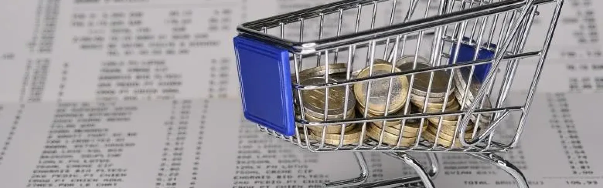 Οικογενειακό νοικοκυριό μπροστά σε λογαριασμούς, με έντονη έκφραση προβληματισμού λόγω ακρίβειας.