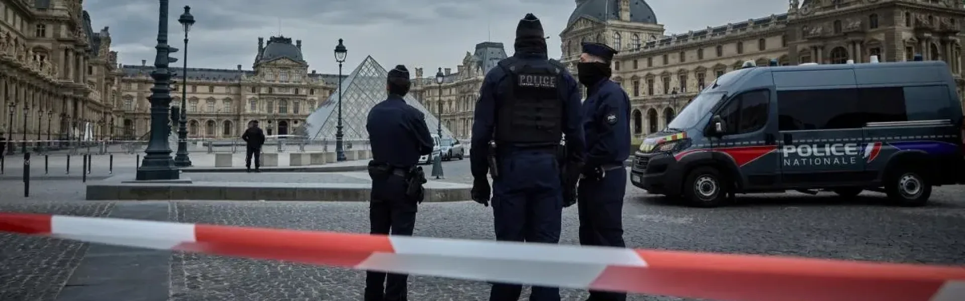 Αστυνομία έξω από το Λούβρο για την κλοπή κοσμημάτων Ναπολέοντα