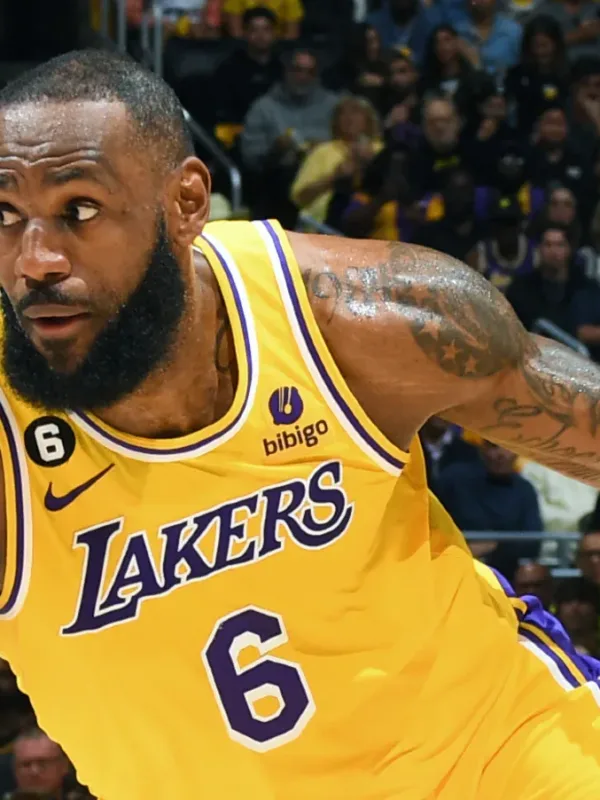 Lebron James Παίζει με του Λαικερς Λεμπρον Τζεϊμς