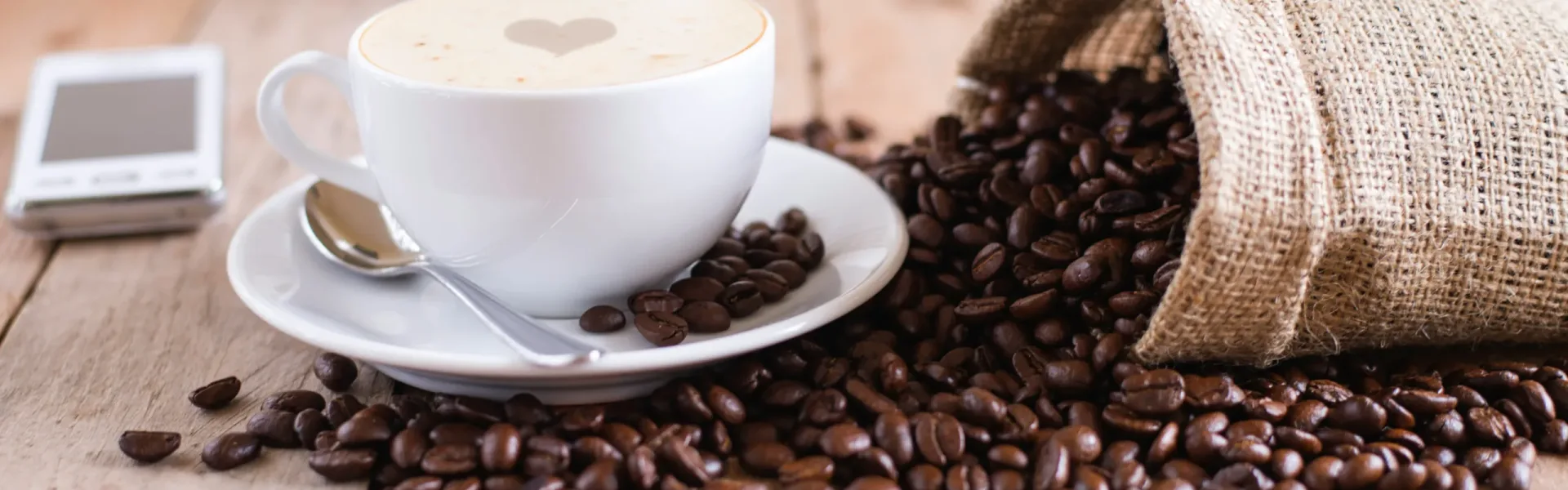 Φλιτζάνι καφέ σε τραπέζι καφετέριας, με φόντο τιμοκατάλογο και έκφραση προβληματισμού καταναλωτή.